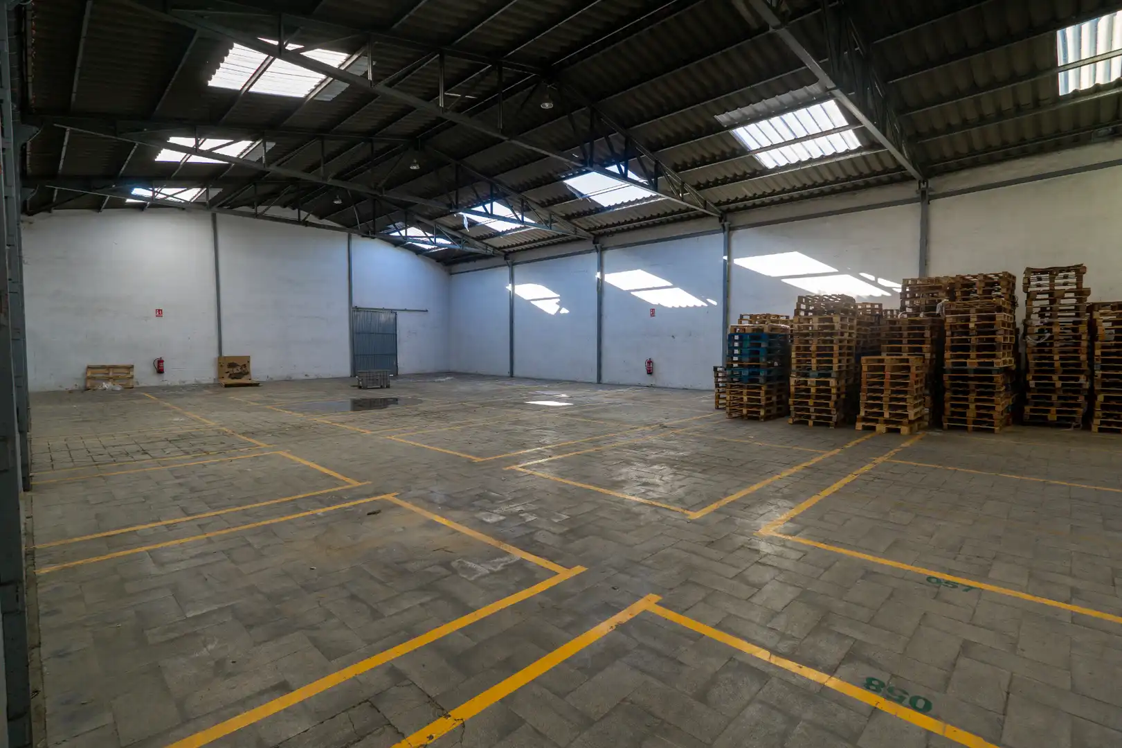 Parkplatz von Fabrikhallen zur Miete in Ibi mit Alarm