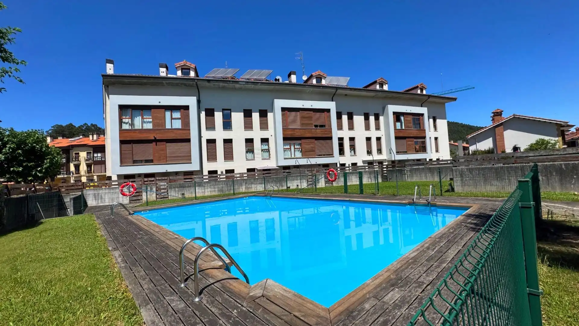 Piscina de Dúplex en venta en Cartes con Calefacción, Trastero y Amueblado