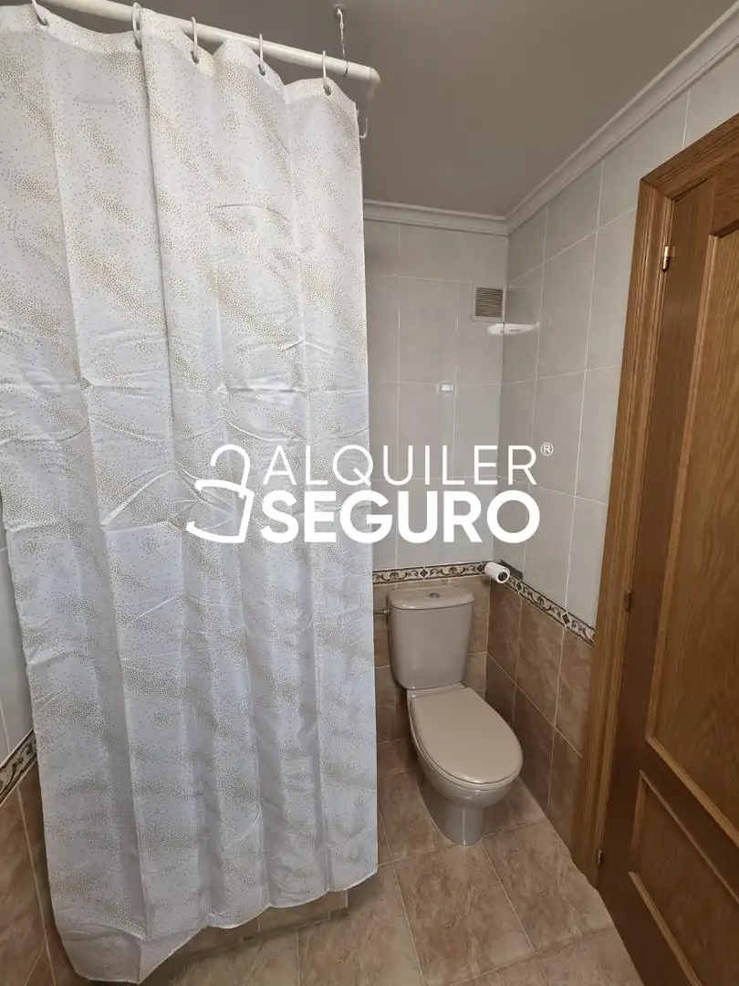 Baño de Piso de alquiler en Burgos con Calefacción, Terraza y Trastero