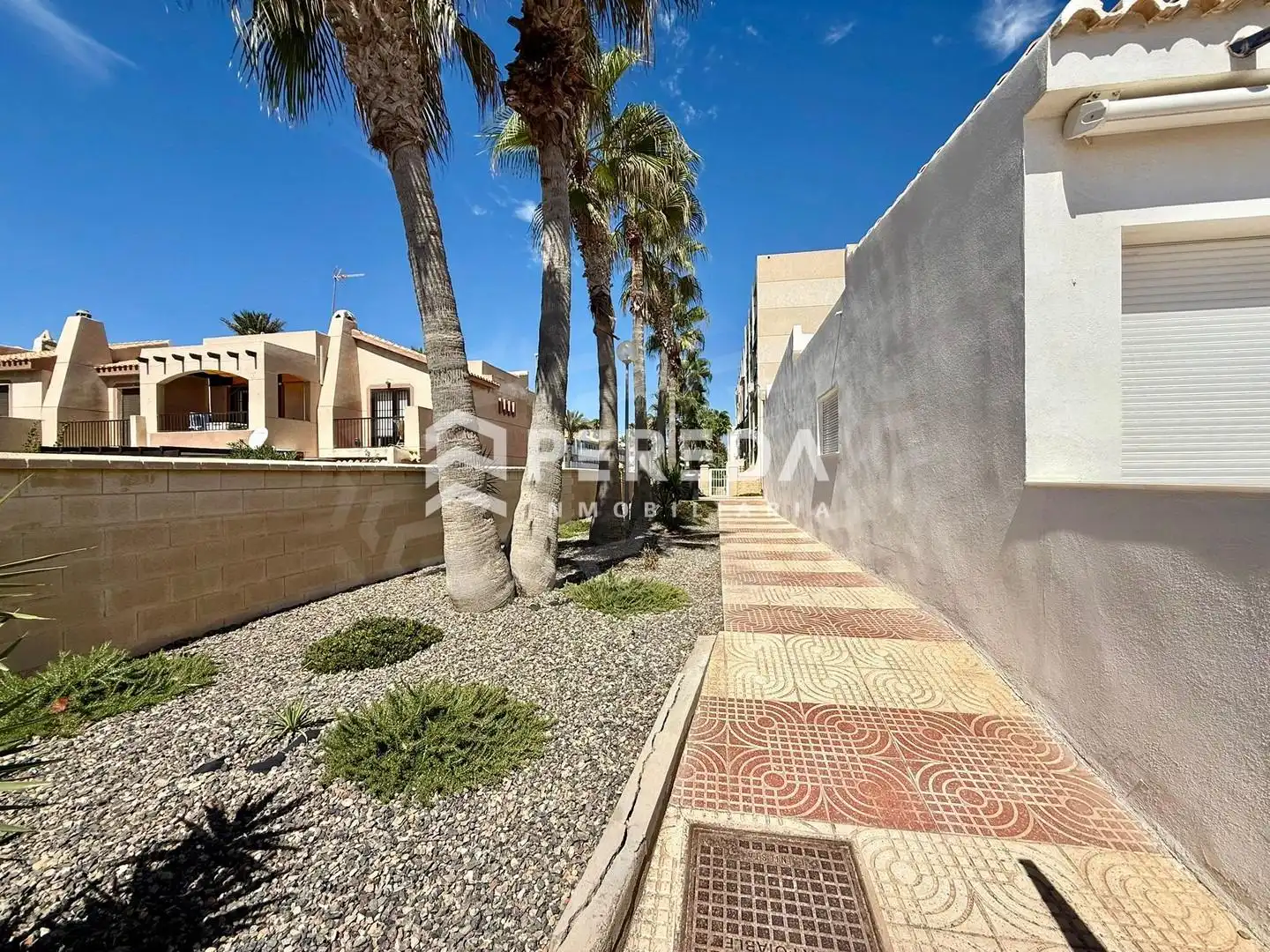 Vista exterior de Estudi en venda en Roquetas de Mar amb Jardí privat i Piscina comunitària