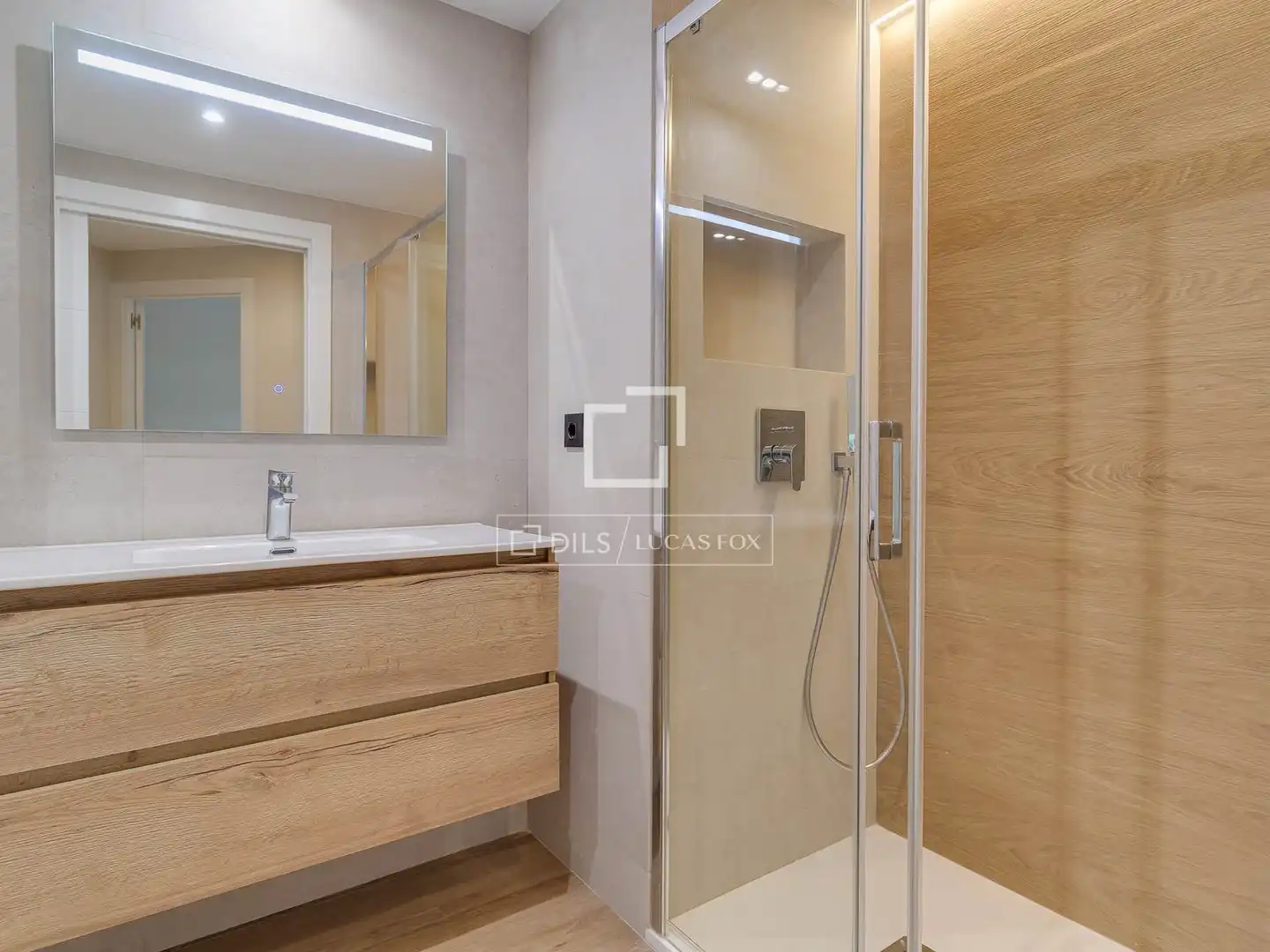 Bathroom of Flat for rent in Barcelona  with Air Conditioner and Parquet flooring