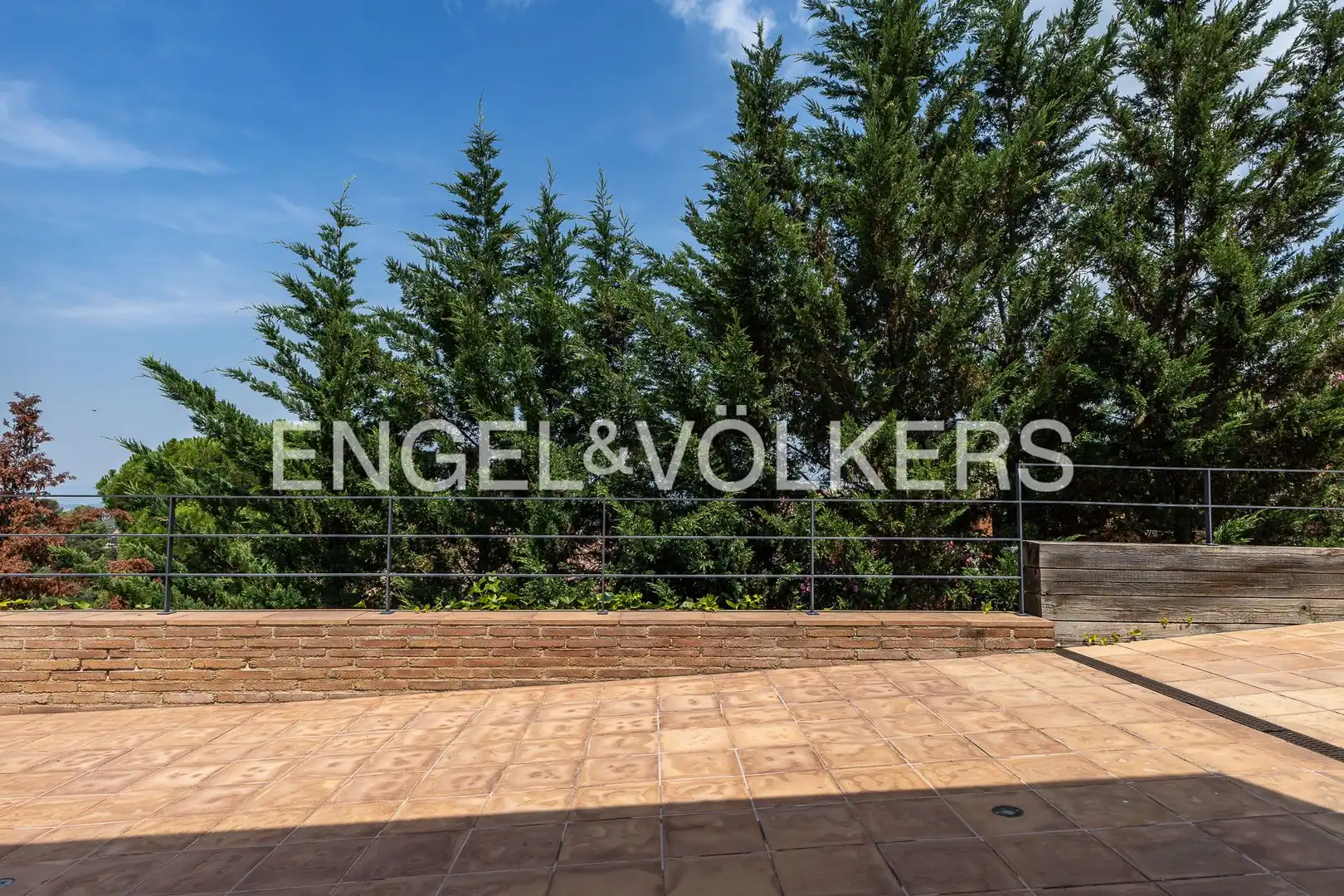 Terrassa de Casa adosada en venda en Sant Cugat del Vallès amb Calefacció, Jardí privat i Parquet