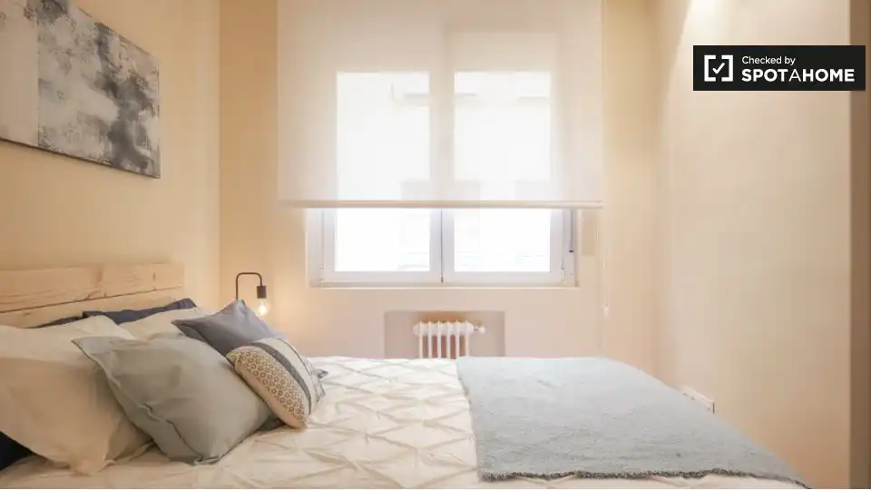 Schlafzimmer von Wohnung zur Miete in Madrid mit Klimaanlage, Heizung und Möbliert