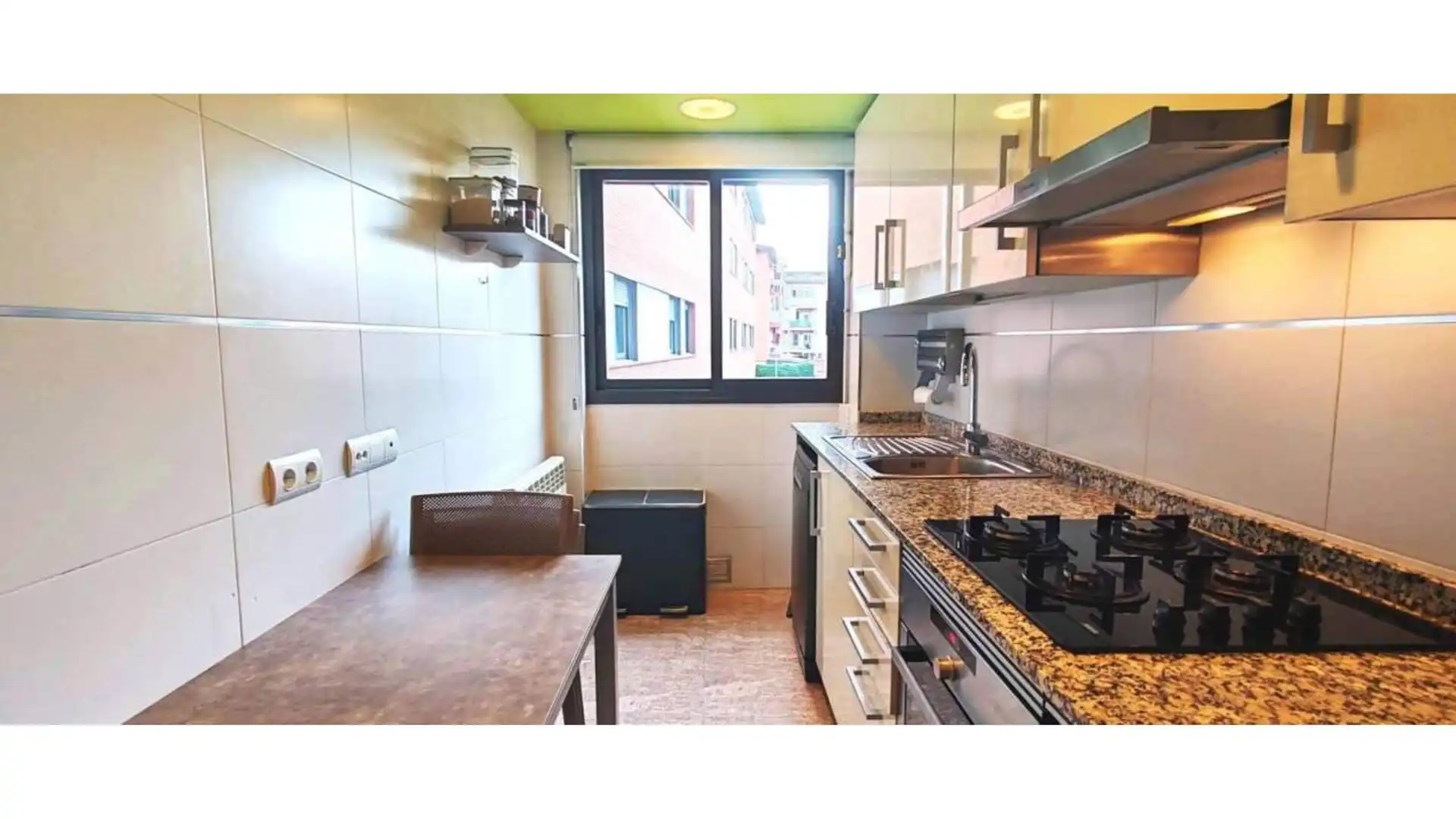 Cuina de Pis en venda en Salt amb Calefacció, Traster i Moblat