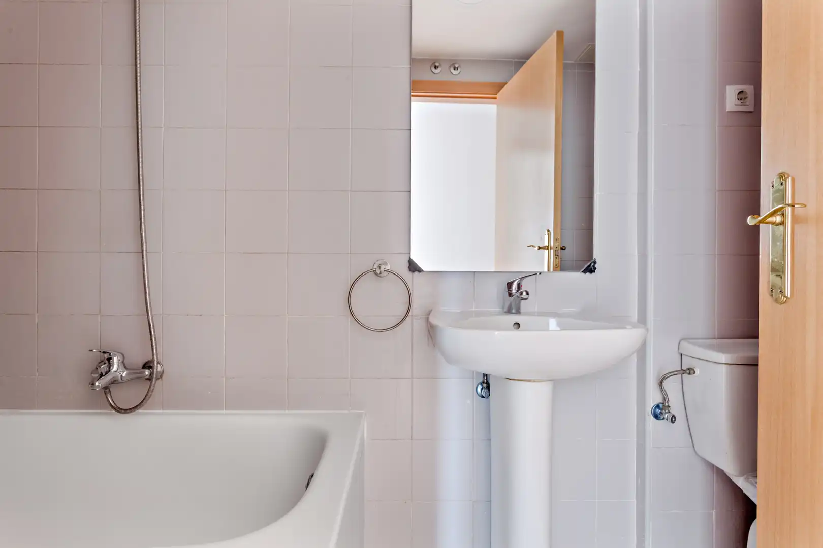 Bathroom of Flat for sale in Madrid  with Community pool