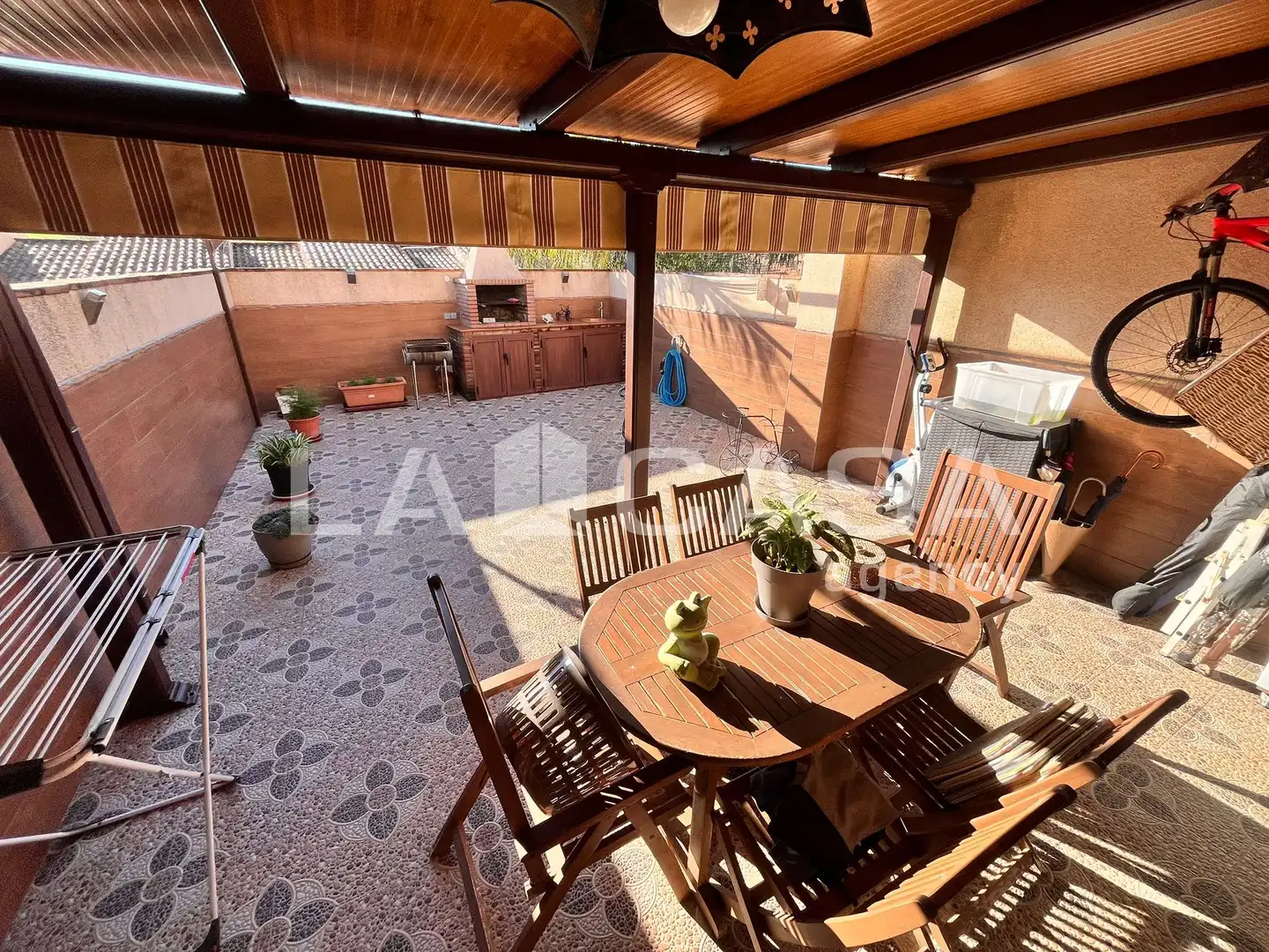 Terrasse von Einfamilien-Reihenhaus zum Verkauf in Algeciras mit Klimaanlage, Abstellraum und Schwimmbad