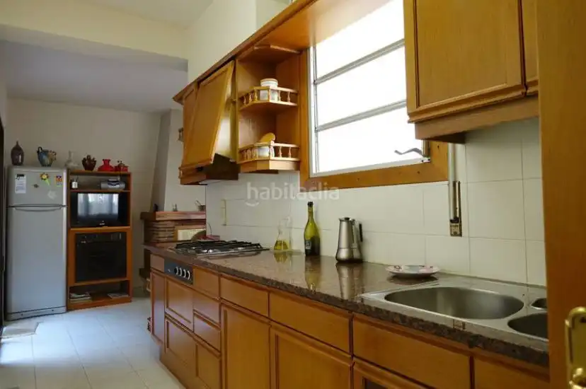 Cuina de Casa o xalet en venda en Girona amb Calefacció, Jardí privat i Moblat