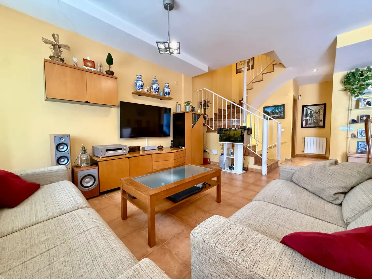 Wohnzimmer von Einfamilien-Reihenhaus zum Verkauf in San Antonio de Benagéber mit Klimaanlage, Heizung und Privatgarten