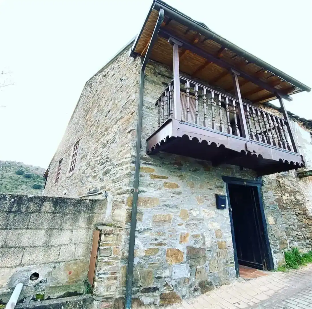 Vista exterior de Casa o xalet en venda en Ponferrada amb Parquet, TV i Balcó