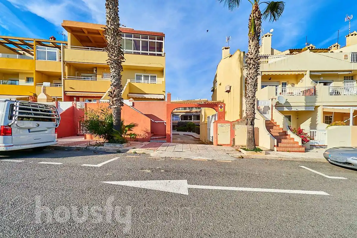 Vista exterior de Casa adosada de lloguer en Torrevieja amb Aire condicionat, Terrassa i Traster
