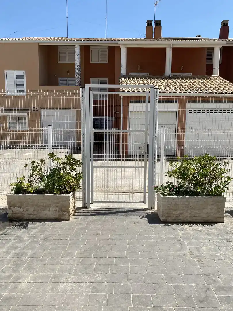 Außenansicht von Erdgeschoss zur Miete in Canet d'En Berenguer mit Klimaanlage und Balkon