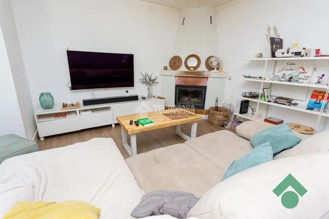 Sala d'estar de Casa adosada en venda en Algeciras amb Jardí privat, Terrassa i Piscina