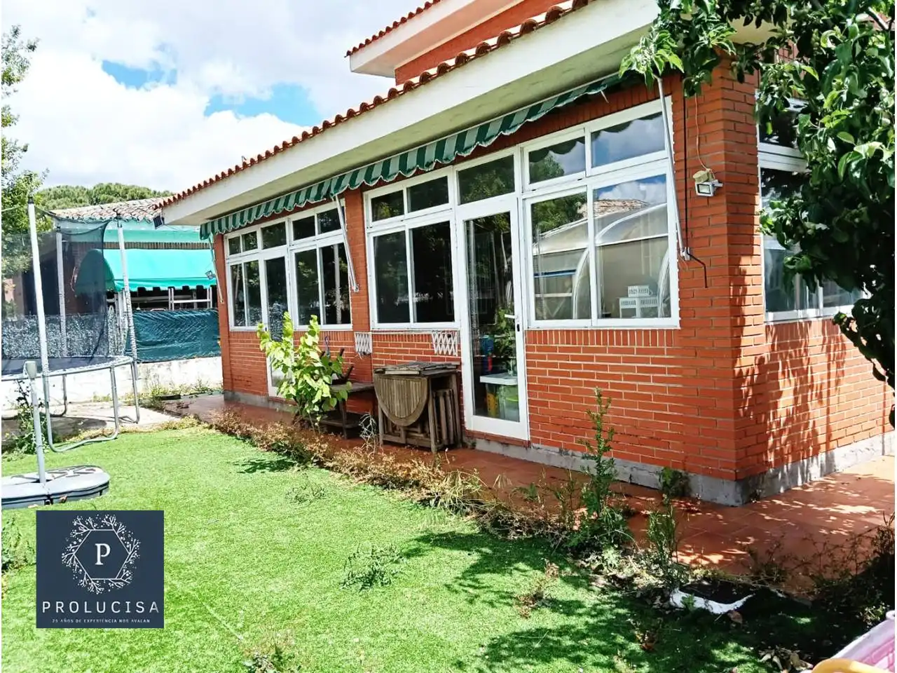 Außenansicht von Haus oder Chalet zum Verkauf in Serranillos del Valle mit Heizung, Terrasse und Schwimmbad