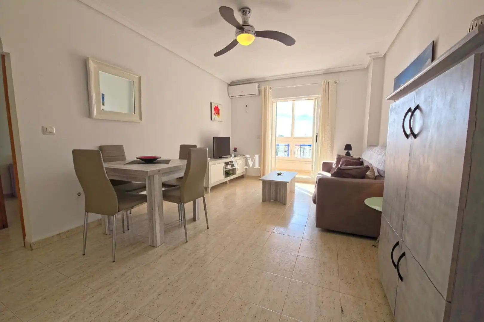 Sala d'estar de Pis de lloguer en Torrevieja amb Terrassa, Piscina i Rentadora