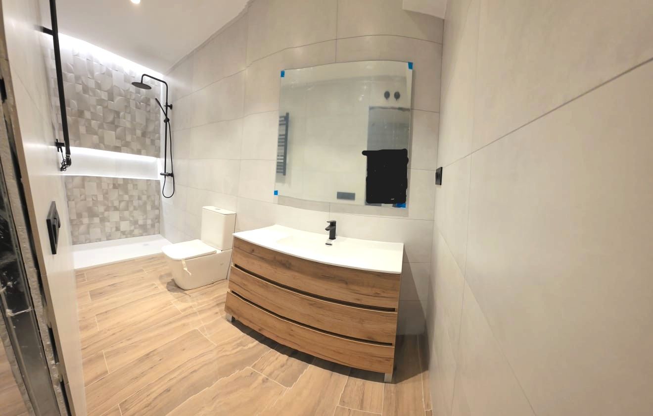 Bathroom of Duplex for sale in  Madrid Capital  with Heating and Internet