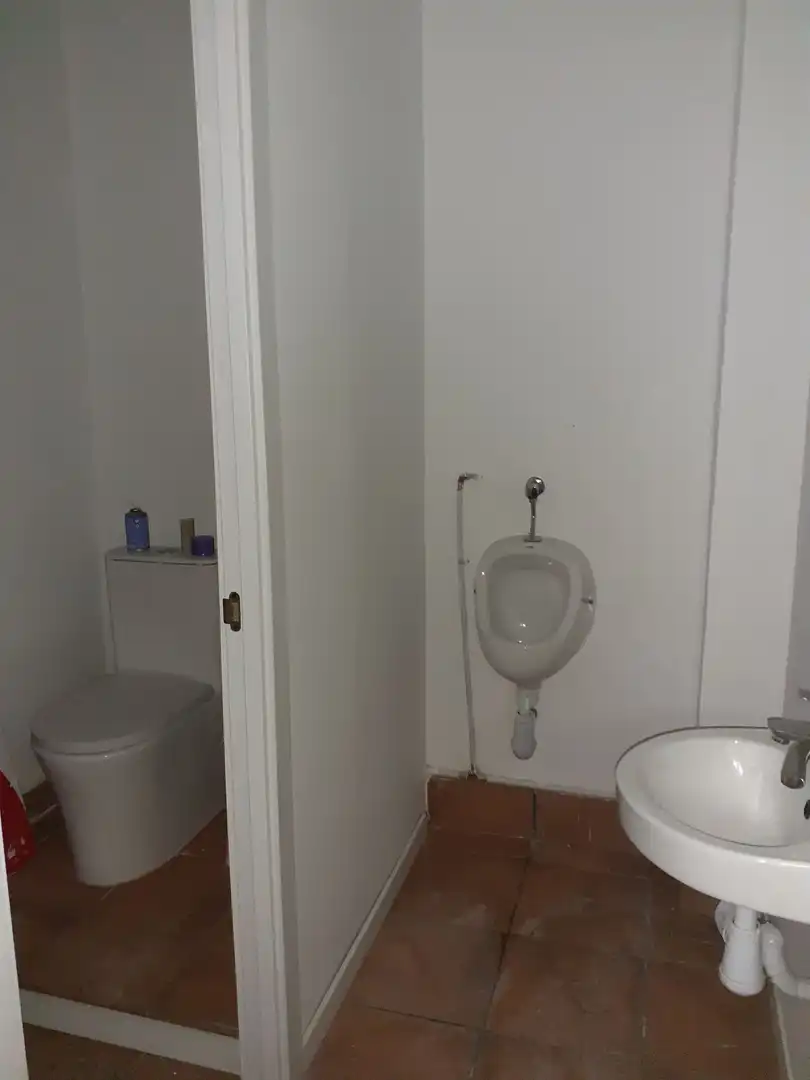 Badezimmer von Fabrikhallen zur Miete in Barcelona