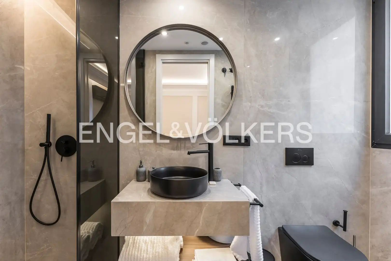 Bathroom of Flat for sale in Madrid  with Air Conditioner, Heating and Parquet flooring