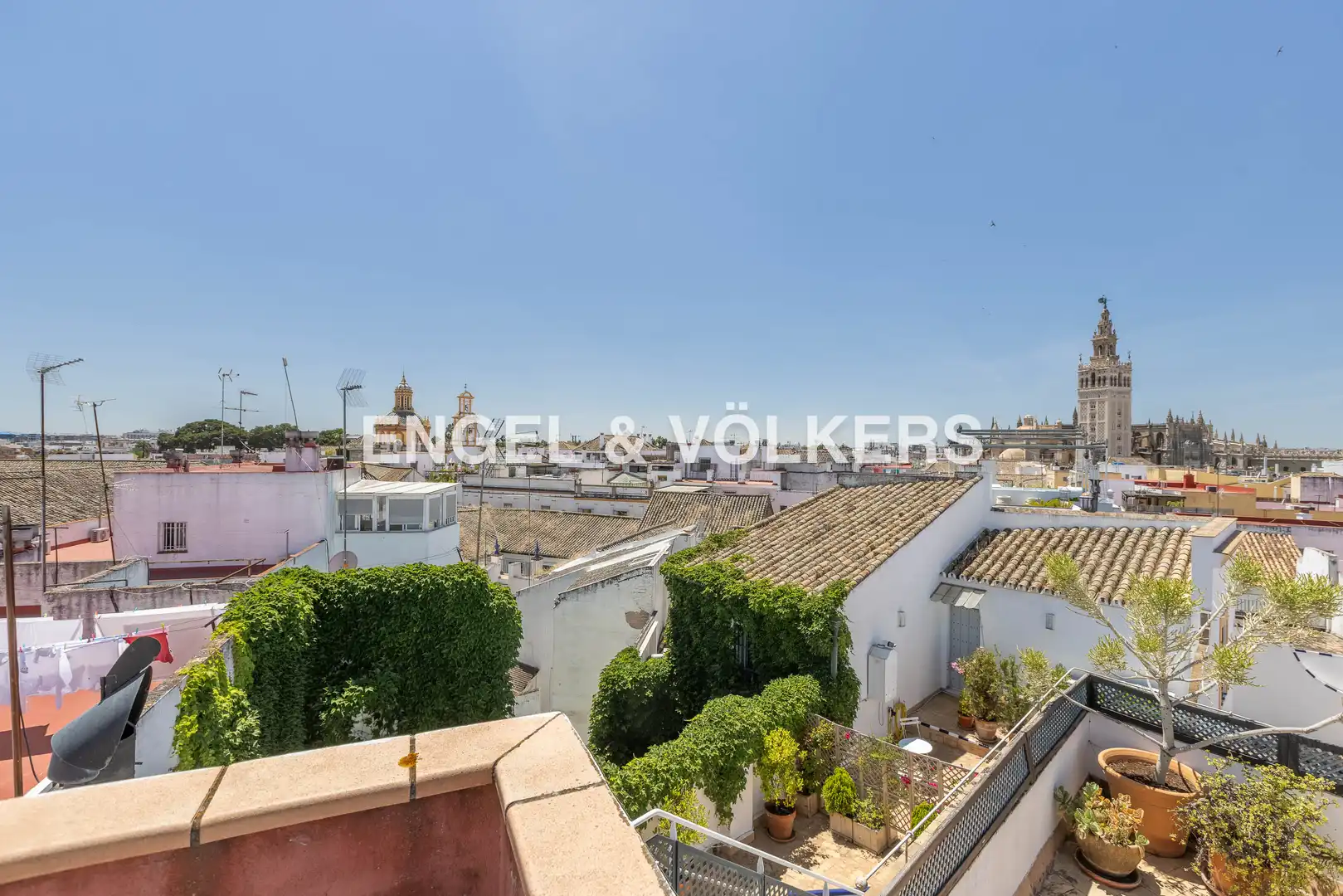 Exterior view of Apartments for sale in Sevilla  with Heating and Balcony