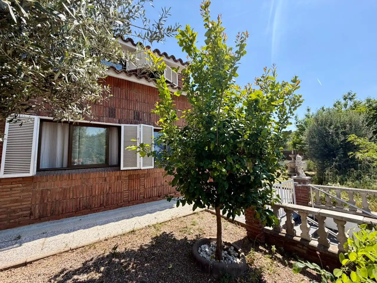 Vista exterior de Casa o xalet en venda en Montcada i Reixac amb Aire condicionat, Calefacció i Jardí privat