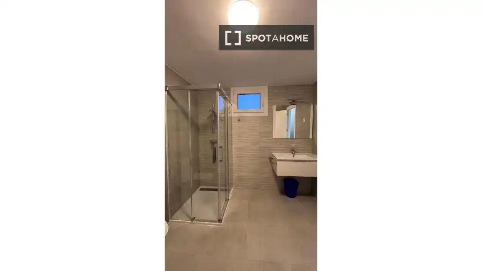Baño de Piso para compartir en Alcalá de Henares con Aire acondicionado, Calefacción y Amueblado