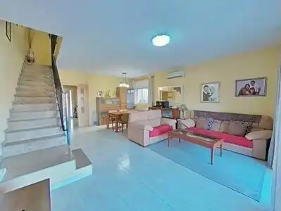 Sala de estar de Casa o chalet en venta en Santa Perpètua de Mogoda con Aire acondicionado, Calefacción y Jardín privado