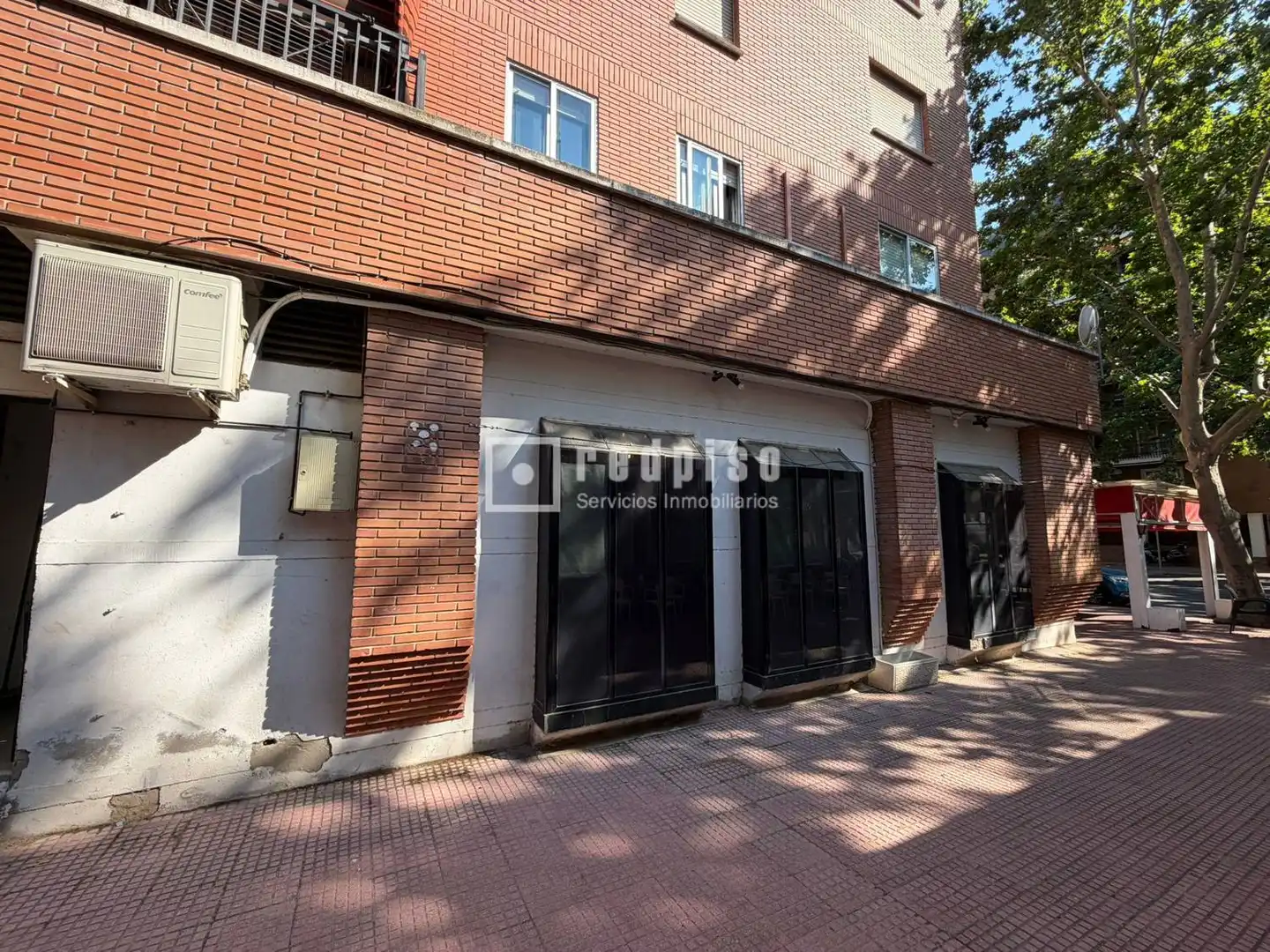 Vista exterior de Local en venda en Alcalá de Henares amb Aire condicionat
