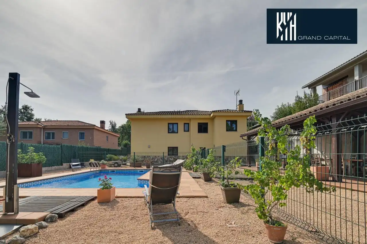 Casa con terraza en venta en Urbanització Llac del Cigne, imagen 2