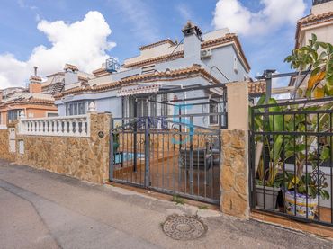 Adosado con balcón en venta en Orihuela Costa