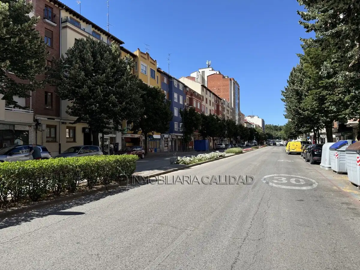 Vista exterior de Pis de lloguer en Burgos amb Calefacció, Traster i Moblat
