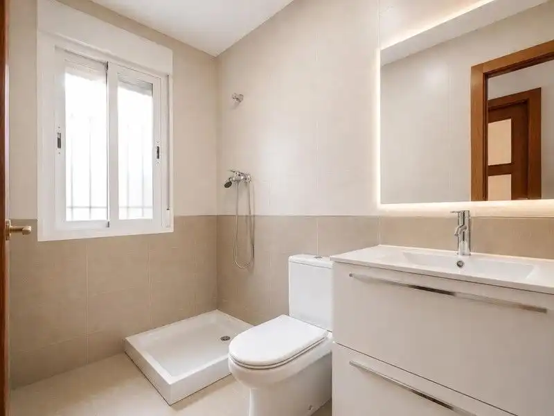 Badezimmer von Einfamilien-Reihenhaus zum Verkauf in Atarfe mit Abstellraum