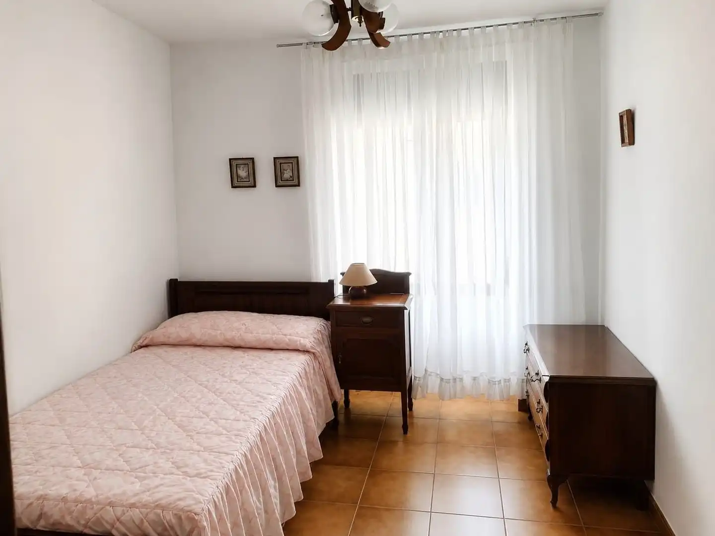 Habitación de Finca rústica en venta en Valle de Losa con Jardín privado, Amueblado y Alarma