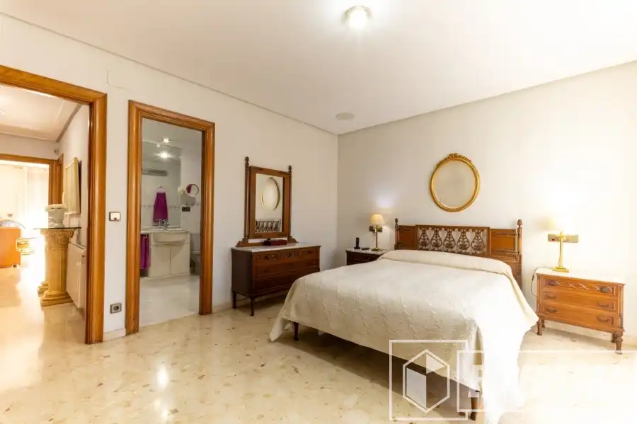 Dormitori de Casa o xalet en venda en Alaquàs amb Aire condicionat, Terrassa i Piscina