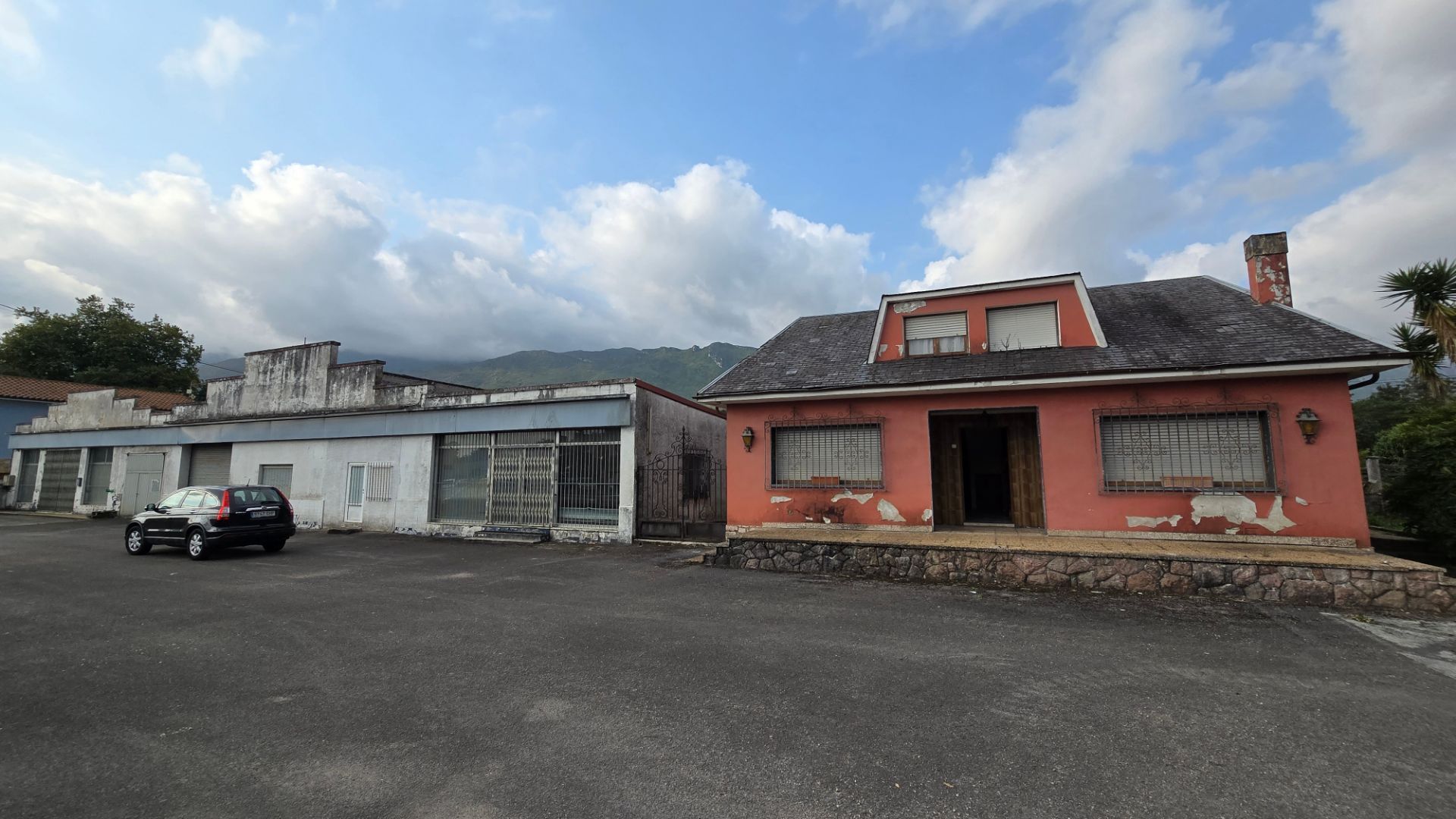 Vista exterior de Nau industrial en venda en Llanes