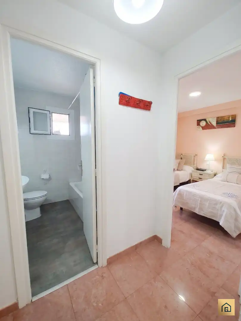 Baño de Piso en venta en Benidorm con Terraza, Amueblado y Alarma