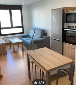 Sala d'estar de Pis de lloguer en Santiago de Compostela  amb Moblat