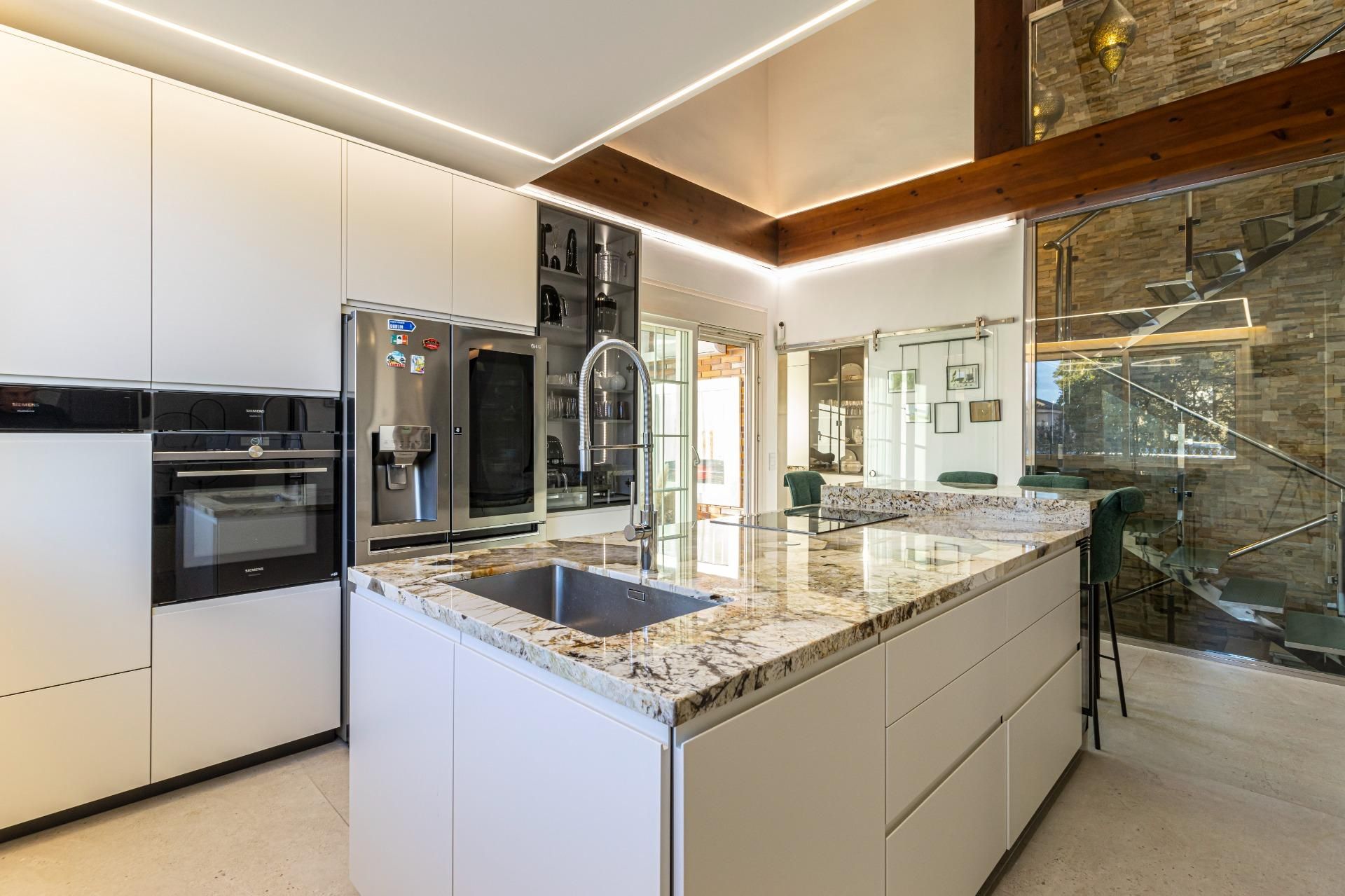Cuina de Casa o xalet en venda en Jerez de la Frontera amb Aire condicionat, Jardí privat i Terrassa