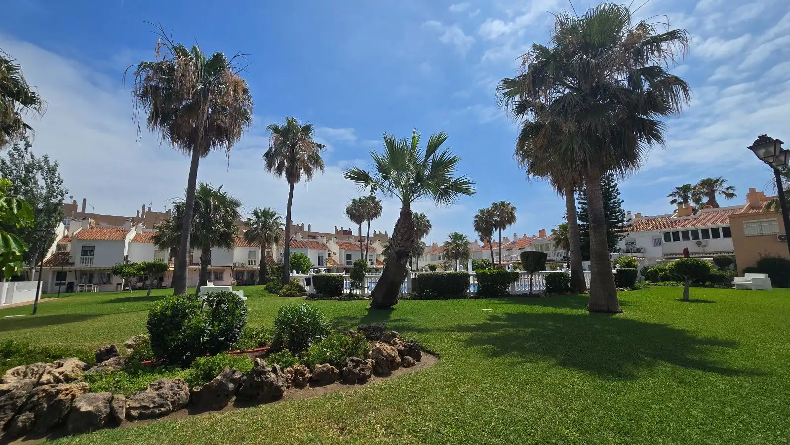 Garten von Einfamilien-Reihenhaus zum Verkauf in Málaga mit Klimaanlage, Heizung und Schwimmbad
