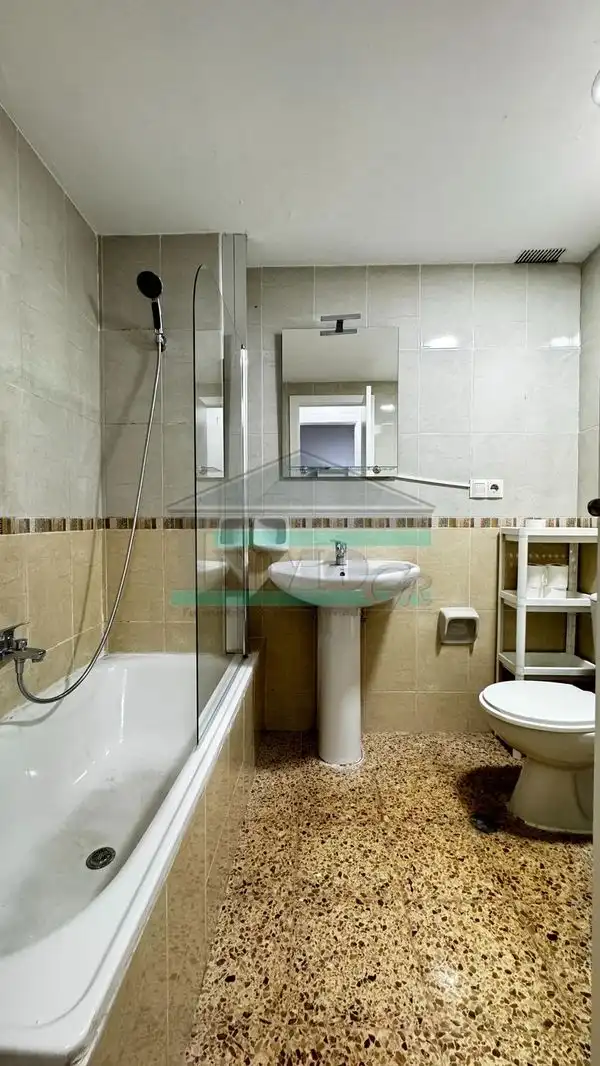 Bathroom of Flat for rent in Granada  with Furnished, TV and Balcony