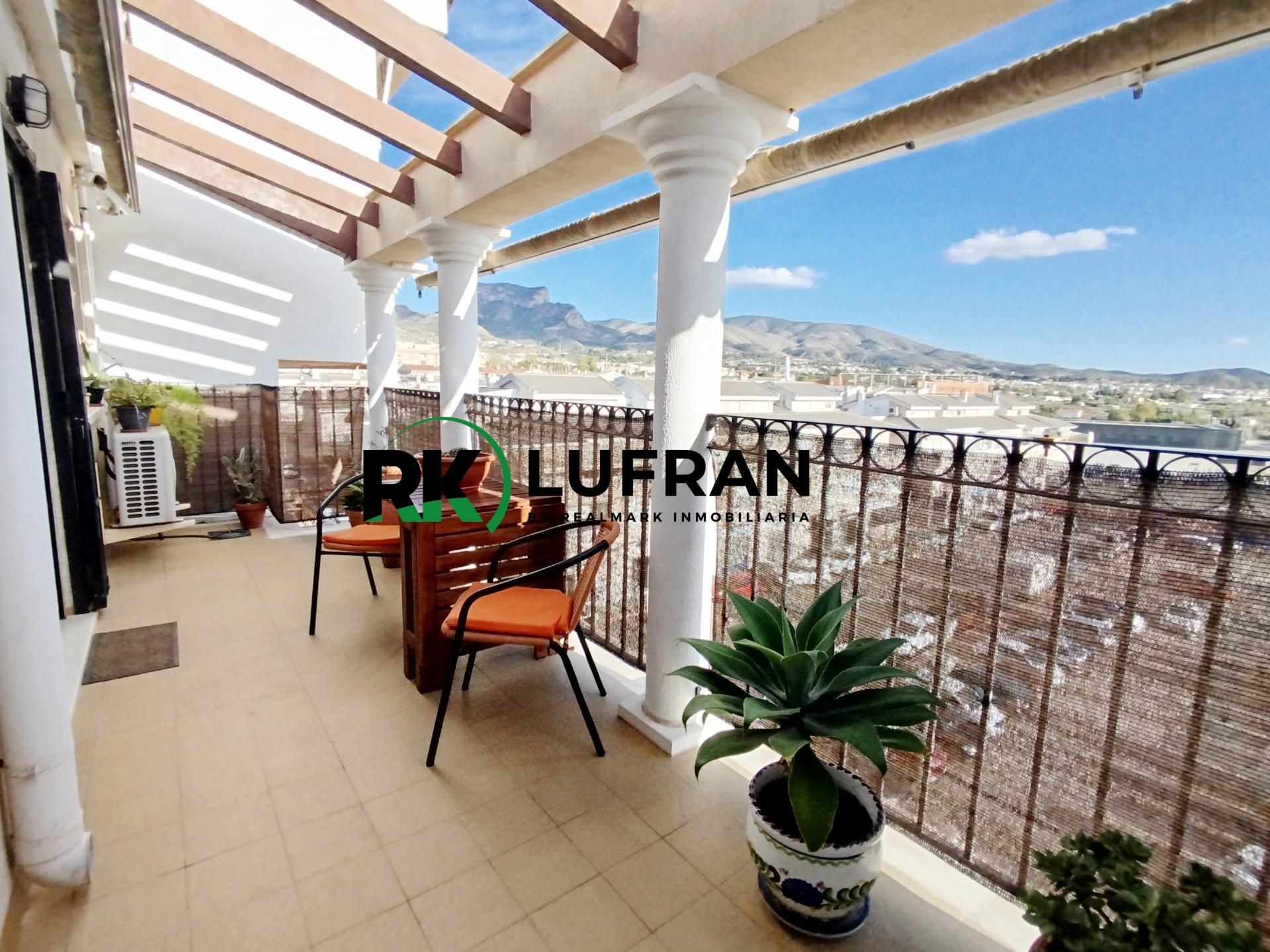 Vista exterior de Pis en venda en Petrer amb Aire condicionat i Terrassa