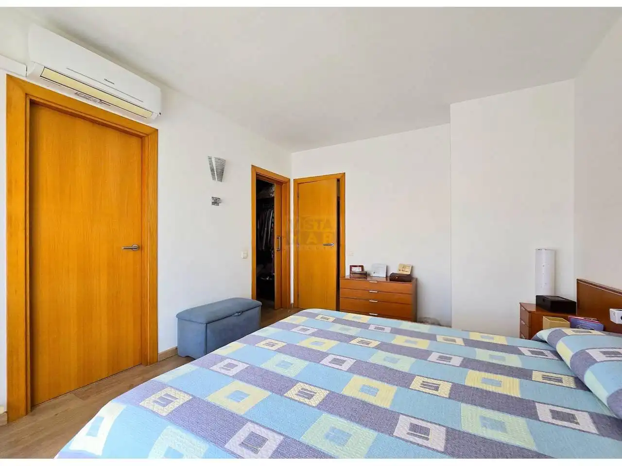 Habitación de Casa adosada en venta en Vilanova i la Geltrú con Aire acondicionado, Calefacción y Jardín privado