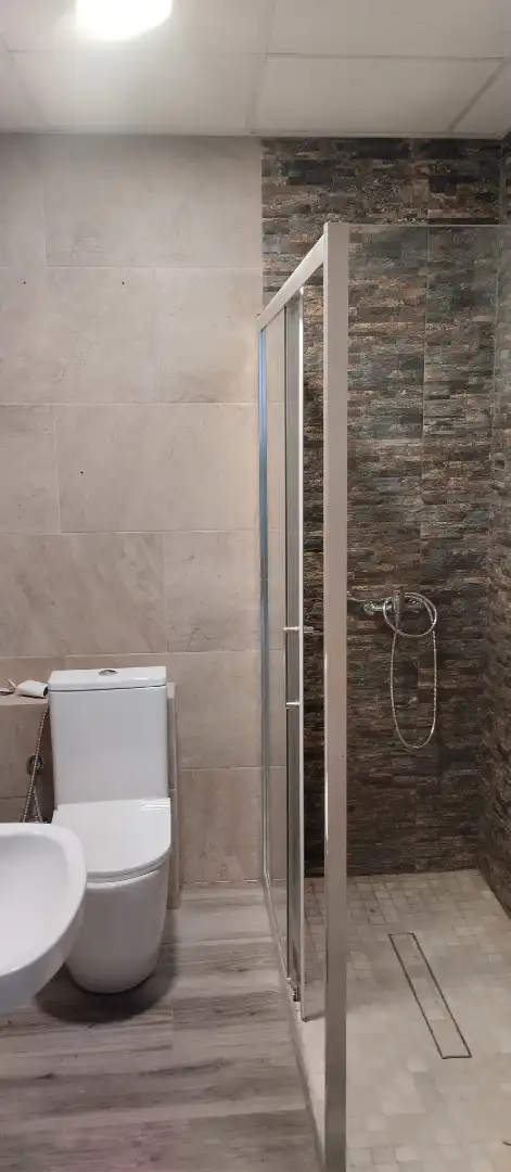 Badezimmer von Büro zur Miete in Córdoba mit Klimaanlage und Heizung