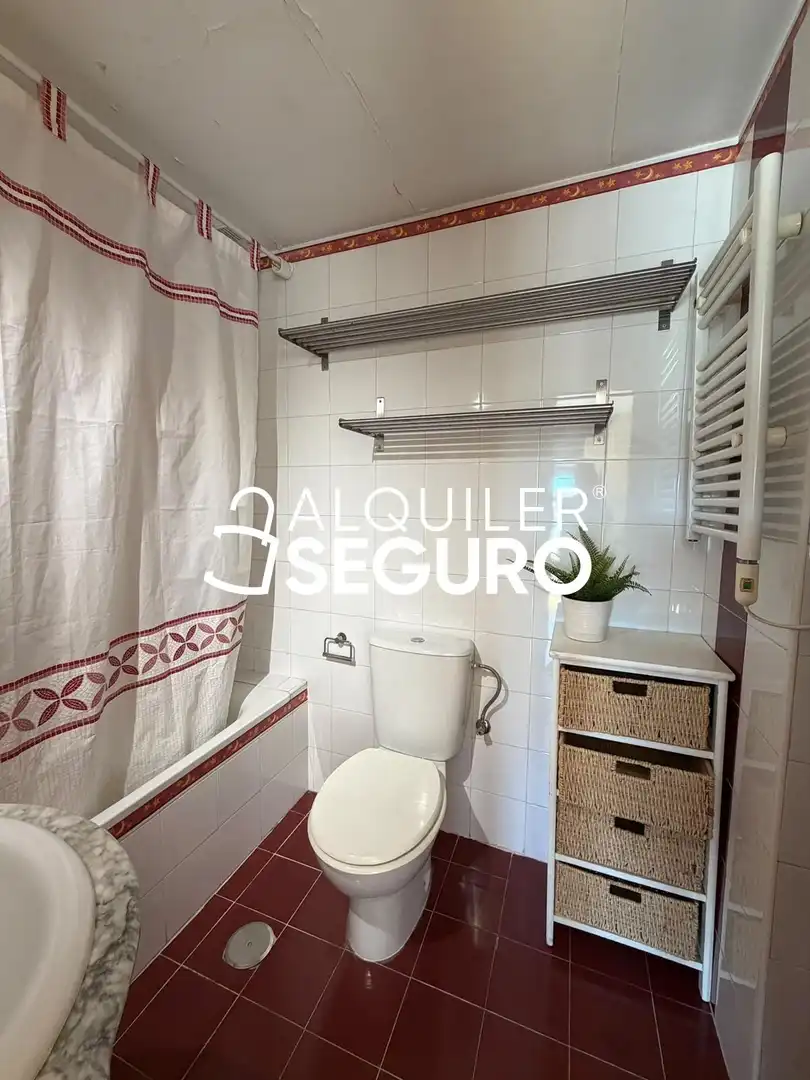 Baño de Piso de alquiler en Madrid con Aire acondicionado, Calefacción y Piscina