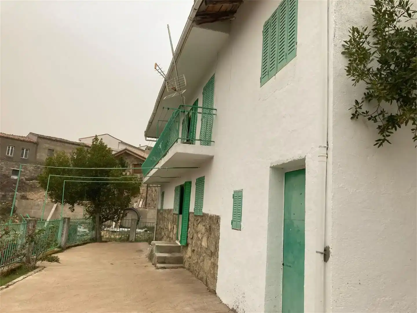 Vista exterior de Casa o xalet en venda en Serranillos amb Jardí privat, Traster i Balcó