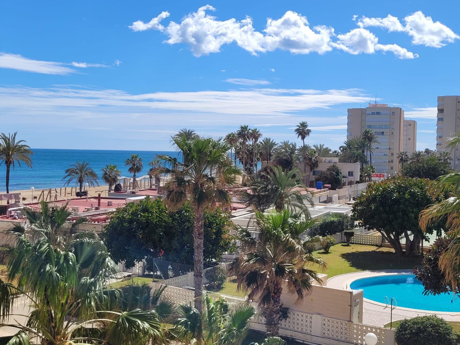 Vista exterior de Apartament en venda en Alicante / Alacant amb Calefacció, Jardí privat i Piscina comunitària