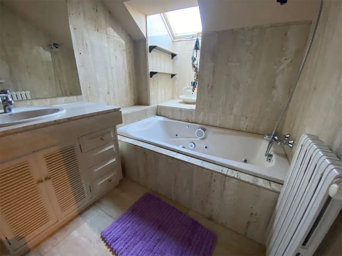 Baño de Piso en venta en Oviedo  con Calefacción
