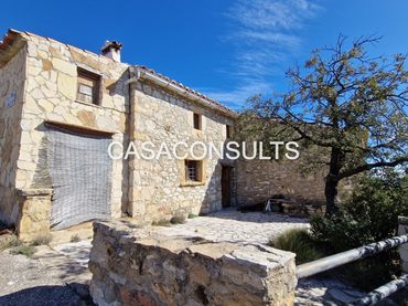 Casa rústica amb balcó en venda a Vistabella del Maestrazgo