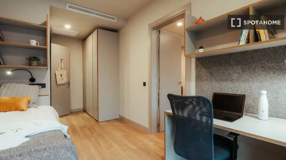 Bedroom of Flat for share in Barcelona  with Air Conditioner, Heating and Furnished
