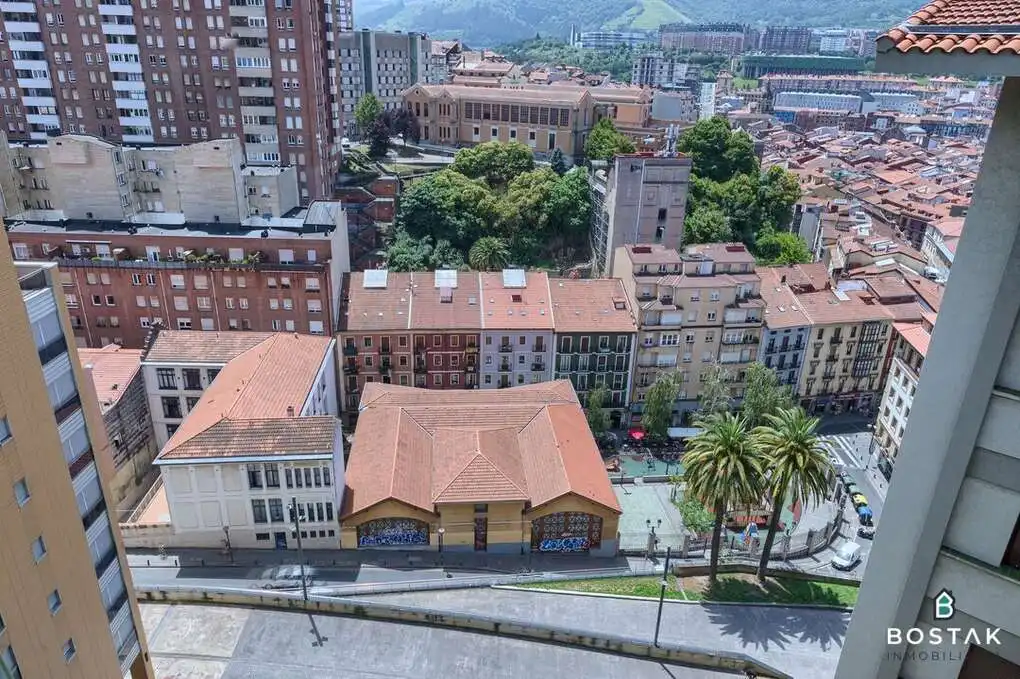 Außenansicht von Wohnung zum Verkauf in Bilbao  mit Heizung und Balkon