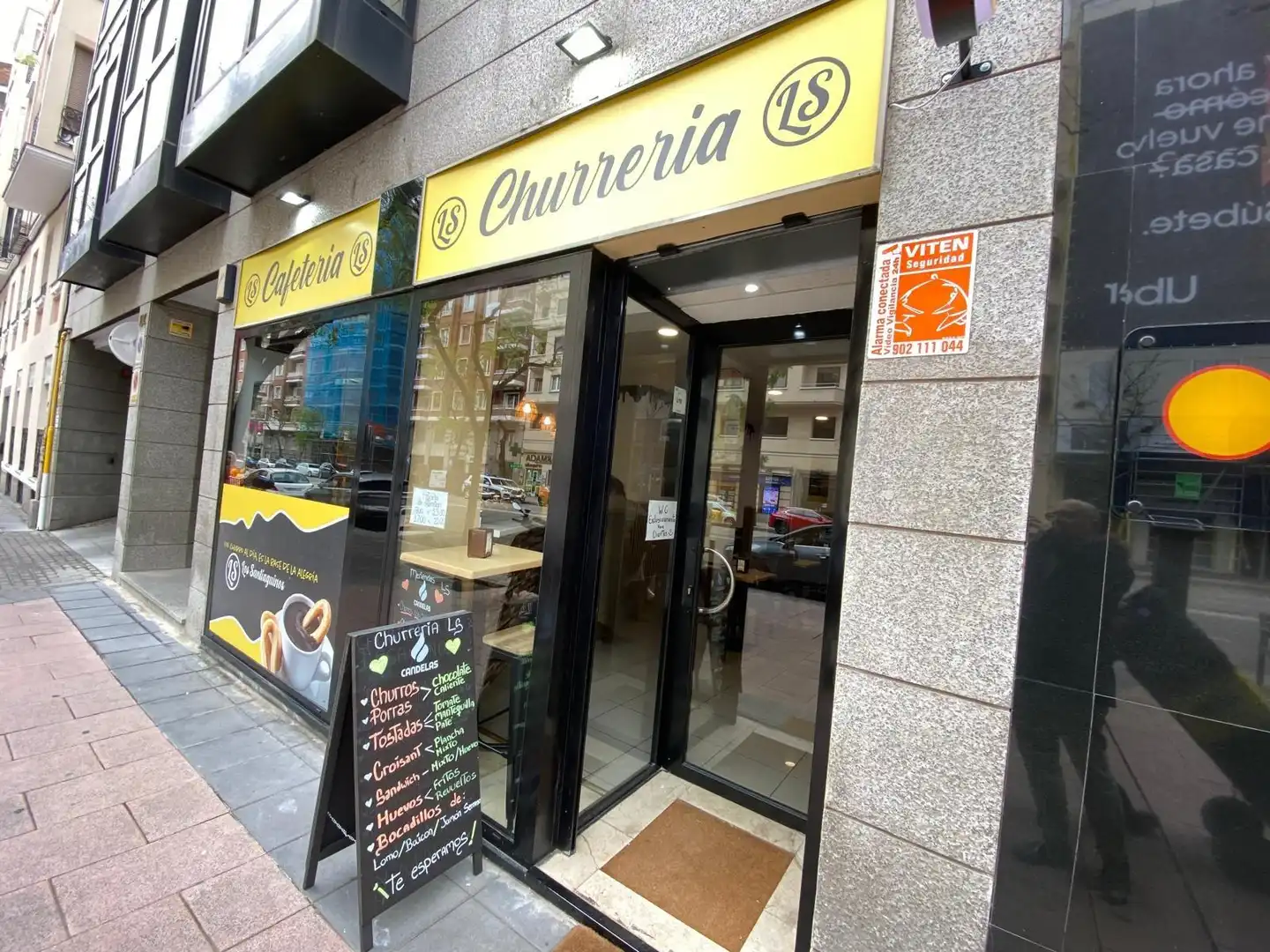 Vista exterior de Local en venta en  Madrid Capital con Aire acondicionado