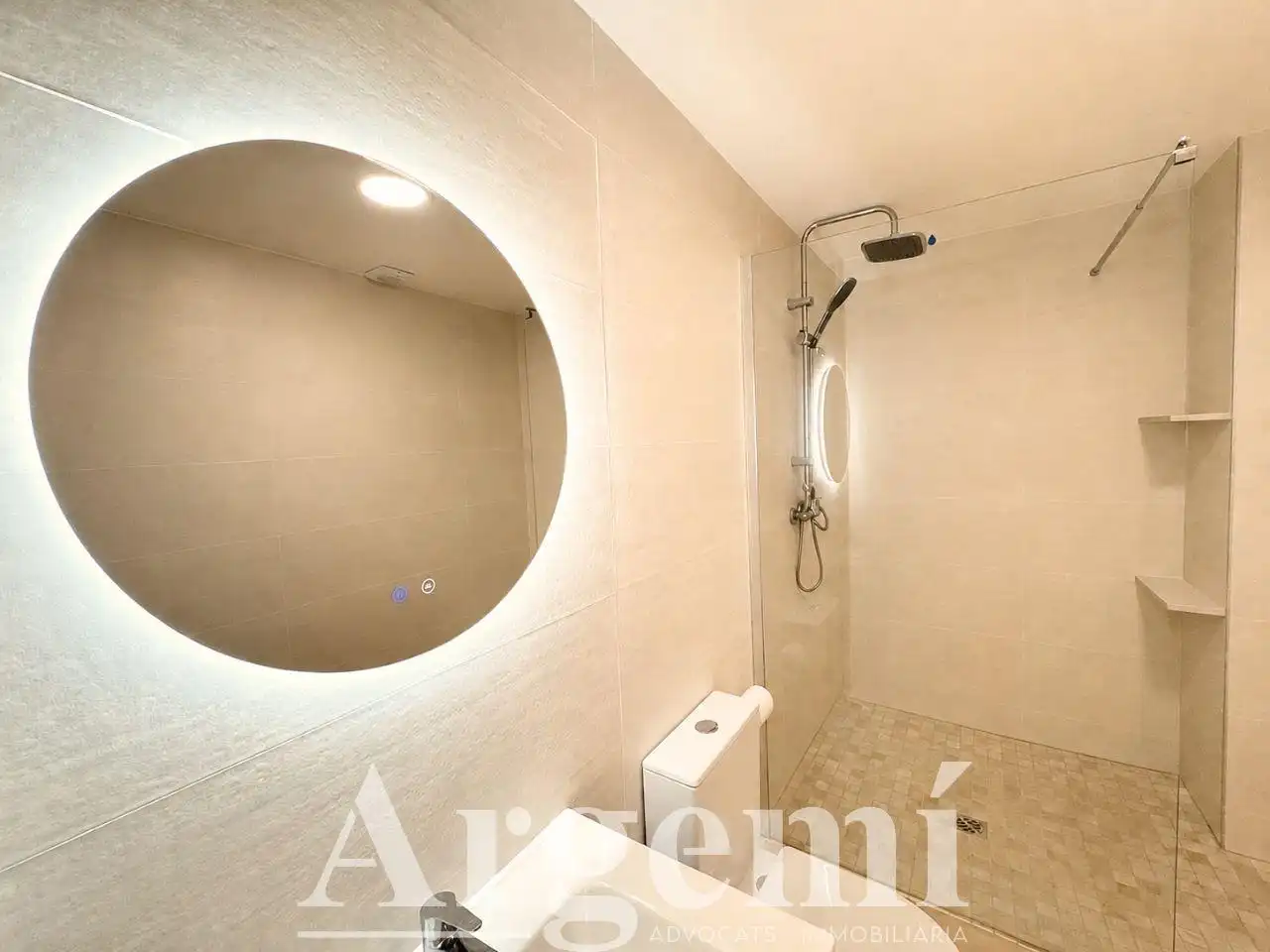 Baño de Piso en venta en Palau-solità i Plegamans con Aire acondicionado